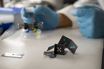 Imagen: Un sensor de papel inspirado en Origami que puede ser ensamblado a mano. Pronto podrá analizar económicamente enfermedades como la malaria y el VIH (Fotografía cortesía de Alex Wang).